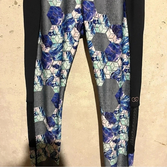 CALIA by Carrie Underwood Size Small Essential Geo Printed Tulip Hem Legging - Picture 3 of 12